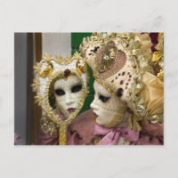 Italia, Venecia, Isla Burano. Mujer vestida con