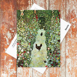 Postal Jardín con gallos Gustav Klimt<br><div class="desc">Postal de arte fino con la pintura del artista austriaco Gustav Klimt (1862-1918),  Garden with Roosters (1917). Un paisaje de sendero con dos gallos negros rodeados por un jardín de flores,  incluyendo los hollyhocks.</div>