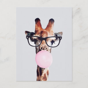 Postal Jirafa con gafas soplando chicle rosa