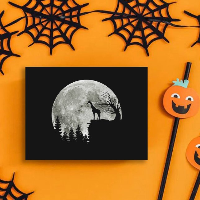 Postal jirafa de pie en la luna halloween (Subido por el creador)