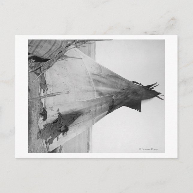 Postal Joven Chica indio de Oglala con pipa fuera de Tipi (Anverso)