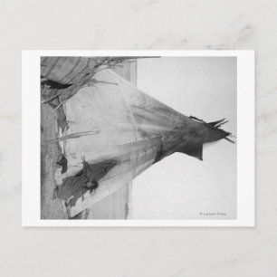 Postal Joven Chica indio de Oglala con pipa fuera de Tipi