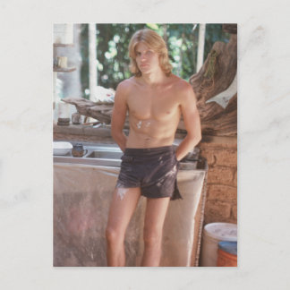 Postal Joven en pantalones cortos