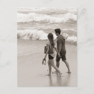 Postal Joven pareja caminando por la playa