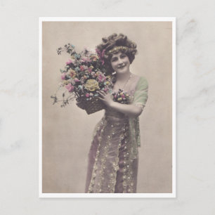 Postal Joven retro con bellas vestiduras