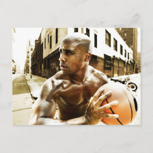 Postal Joven sosteniendo el baloncesto