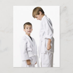 Postal jóvenes practicando artes marciales