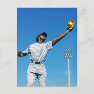Postal jugador de béisbol (16-20) atrapando una pelota en