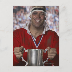 Postal Jugador de rugby sosteniendo una taza de trofeo, r