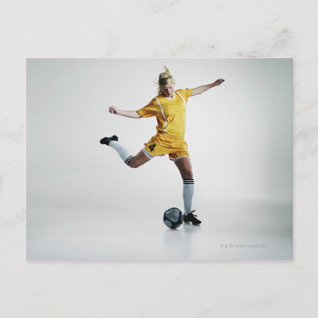 Postal Jugadora de fútbol preparándose para patear el fút (Anverso)