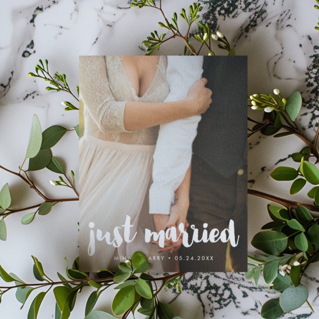 Postal Just married Modern typography wedding photo (Subido por el creador)