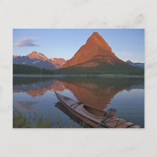 Postal Kayak de madera en el lago Swiftcurrent al amanece
