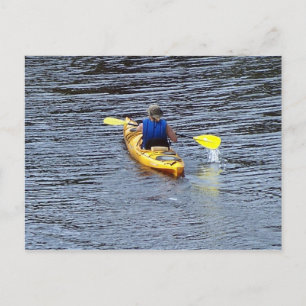 Postal Kayak en el río