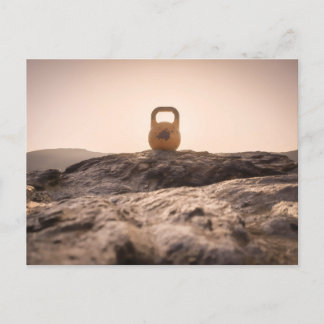 Postal Kettlebell en la cima de la montaña más alta de Es
