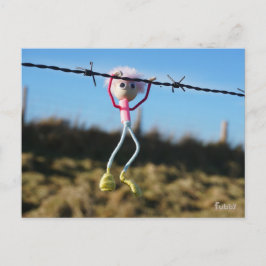 Postal Kracht patser Fubby aan Prikkeldraad.