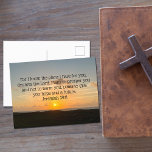 Postal La Biblia inspiradora contra Jeremiah 29:11 Amanec<br><div class="desc">Porque conozco los planes que tengo para ti, declara el Señor. Planes para prosperar y no dañarte, planes para darte esperanza y un futuro. Verso de la biblia de Jeremiah 29:11 en una hermosa fotografía del amanecer del océano. Esta inspiradora postal contiene una cita bíblica edificante e inspirará a un...</div>