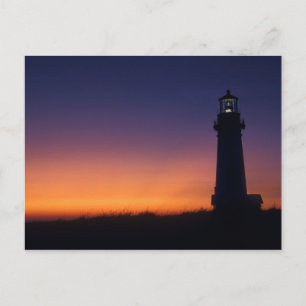 Postal La bola del sol cae en el horizonte colorido