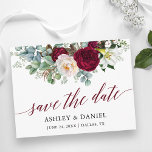 Postal La caligrafía de la vegetación floral borgoñona sa<br><div class="desc">Guión de caligrafía moderna,  acuarela elegante Burgundy Floral Greenery Engagement Wedding Save The Date Postcard incluye peonías,  hojas de eucalipto y otros hermosos paisajes.</div>