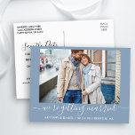 Postal La caligrafía que hace que el casamiento sea azul<br><div class="desc">Moderna caligrafía moderna guión de pareja foto nos casamos salva la tarjeta postal de la Invitación de compromiso de fecha - azul turbio</div>