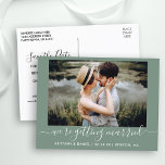 Postal La caligrafía que se casa con el verde salva la fe<br><div class="desc">Moderna caligrafía moderna guión de pareja foto nos casan salven la tarjeta postal de la Invitación de compromiso de fecha - verde sabio</div>