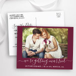 Postal La caligrafía que se casa salva la fecha de Borgoñ<br><div class="desc">Moderna caligrafía moderna guión fotografía pareja estamos casados salva la tarjeta postal de la Invitación de compromiso de fecha - Borgoña</div>