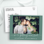 Postal La caligrafía que se casa salva la fecha verde<br><div class="desc">Moderna caligrafía moderna guión fotografía pareja estamos casados Guardar la tarjeta postal de Invitación de compromiso de fecha - Eucalyptus verde</div>