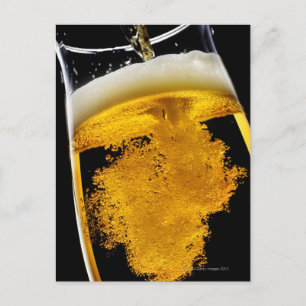 Postal La cerveza se vierte en vidrio