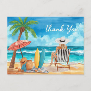 Postal La chica de la playa está sentada en la playa mira