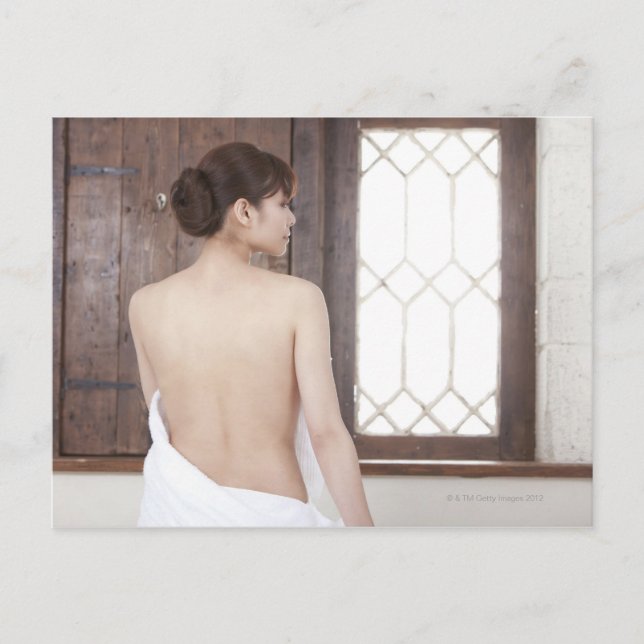 Postal La espalda desnuda de una joven mujer (Anverso)