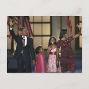 Postal La familia de Barak Obama agita en la última noche