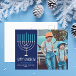 Postal La familia Hanukkah feliz moderna foto azul<br><div class="desc">Esta bonita y moderna postal Happy Hanukkah presenta una hermosa menorah en un fondo azul con tipografía blanca. Esta hermosa postal judía de festividad fotográfica muestra la fotografía de sus hijos junto al nombre de su familia.</div>