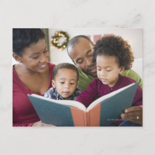 Postal La familia negra leyendo el libro juntos
