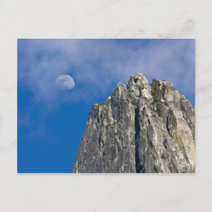 Postal La luna sale y brilla a través de las nubes