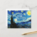 Postal La noche estrellada de Vincent Van Gogh<br><div class="desc">La pintura está dominada por un cielo nocturno lleno de luna y estrellas. Toma las tres cuartas partes del plano de la imagen y parece turbulento, incluso agitado, con unos patrones que giran intensamente y parecen rodar a través de su superficie como olas. Está acribillada con orbes brillantes —incluyendo la...</div>