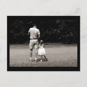 Postal La pequeña niña de papá