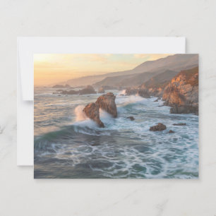 Postal La puesta de sol costera de California con olas es