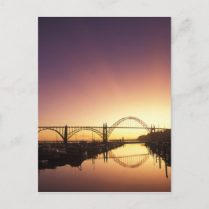 Postal La puesta del sol detrás del puente Newport, Oregó