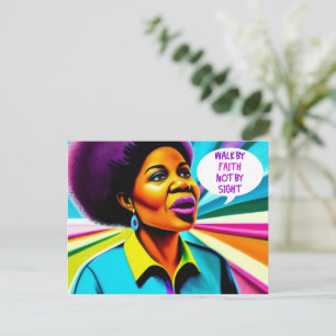 Postal La Señora De La Iglesia Camina Por La Postcarta De