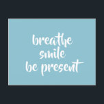 Postal La sonrisa de Respirar Esté presente en la cita de<br><div class="desc">Una postal inspiradora con la afirmación 'respira sonrisa en la presencia'. Servirá como un recordatorio para mantener la calma prestando atención a la respiración, concentrándose en las cosas positivas sonriendo y viviendo en el momento presente. Un mantra ideal para los que practican yoga, meditación o atención. El diseño tipográfico presenta...</div>