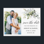 Postal La vegetación caligráfica salva la foto de fecha<br><div class="desc">Moderna caligrafía Guión Elegante acuarela Boda de Verdor Botánico Invitación de compromiso Foto Guardar la postal de fecha incluye hojas de eucalipto,  follaje botánico verde,  hojas azules polvorientas y otros hermosos paisajes botánicos.</div>
