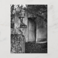 La vertiente en el cementerio en blanco y negro