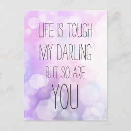 Postal La vida es dura - Cita Inspiradora de Purple Bokeh