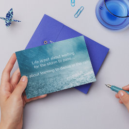 Postal La vida lucha contra la Inspiradora cita de la llu