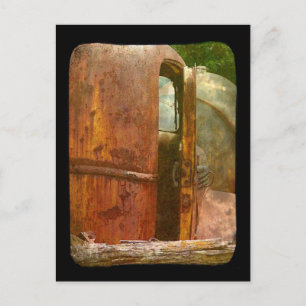 Postal La visión diferente del viejo camión abandonado en