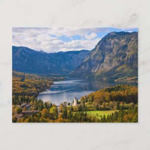 Postal Lago Bohinj en Eslovenia en otoño