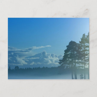 Postal lago de niebla en Finlandia
