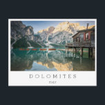 Postal Lago di Braies en los Dolomites en Italia<br><div class="desc">Postal de una tarjeta con la casa de la barca en el agua del lago Lago di Braies / Pragser Wildsee con reflejo de las montañas de los Dolomitas en el agua tranquila con un borde blanco y el texto 'Dolomitas,  Italia'.</div>