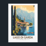 Postal Lago di Garda Italia Viajes Arte Vintage<br><div class="desc">Diseño de arte vectorial del Lago de Garda. El Lago de Garda,  en el norte de Italia,  es conocido por sus aguas cristalinas. En el extremo sur,  la ciudad de Sirmione está dominada por la Rocca Scaligera,  una fortaleza con vistas al puerto.</div>