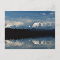 Lago Espejo Horizonte con Bosque y Montañas Nevada