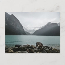 Postal Lago Louise bajo la lluvia